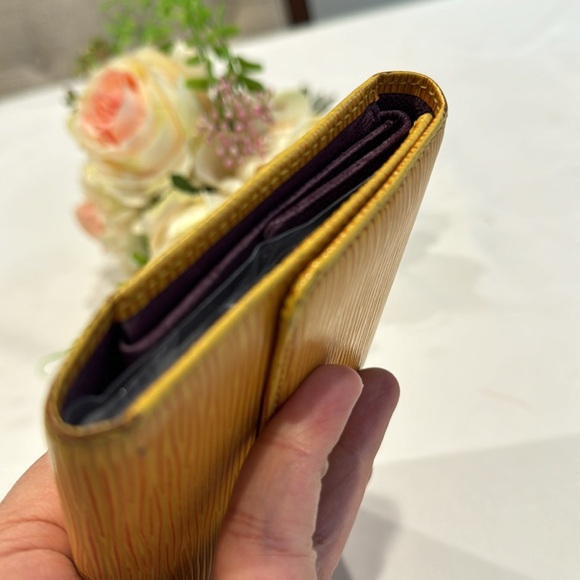Authentic Louis Vuitton Epi trifold wallet - Picture 4 of 11